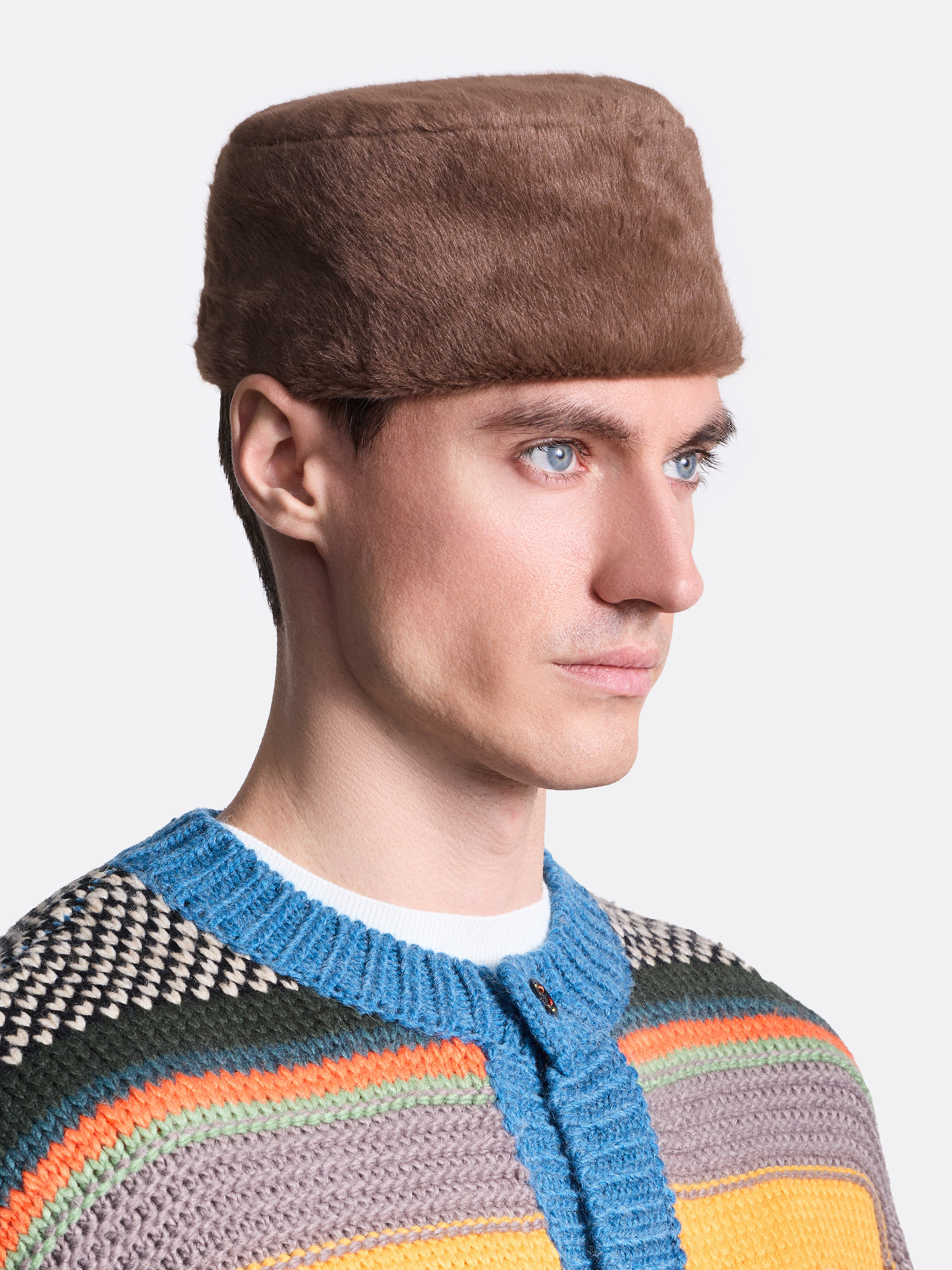 ​Меховая шапка-таблетка