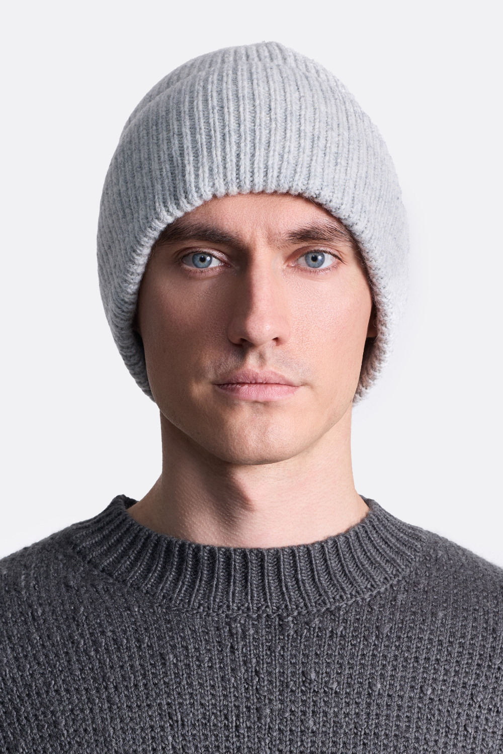 ​Шапка рельефной вязки