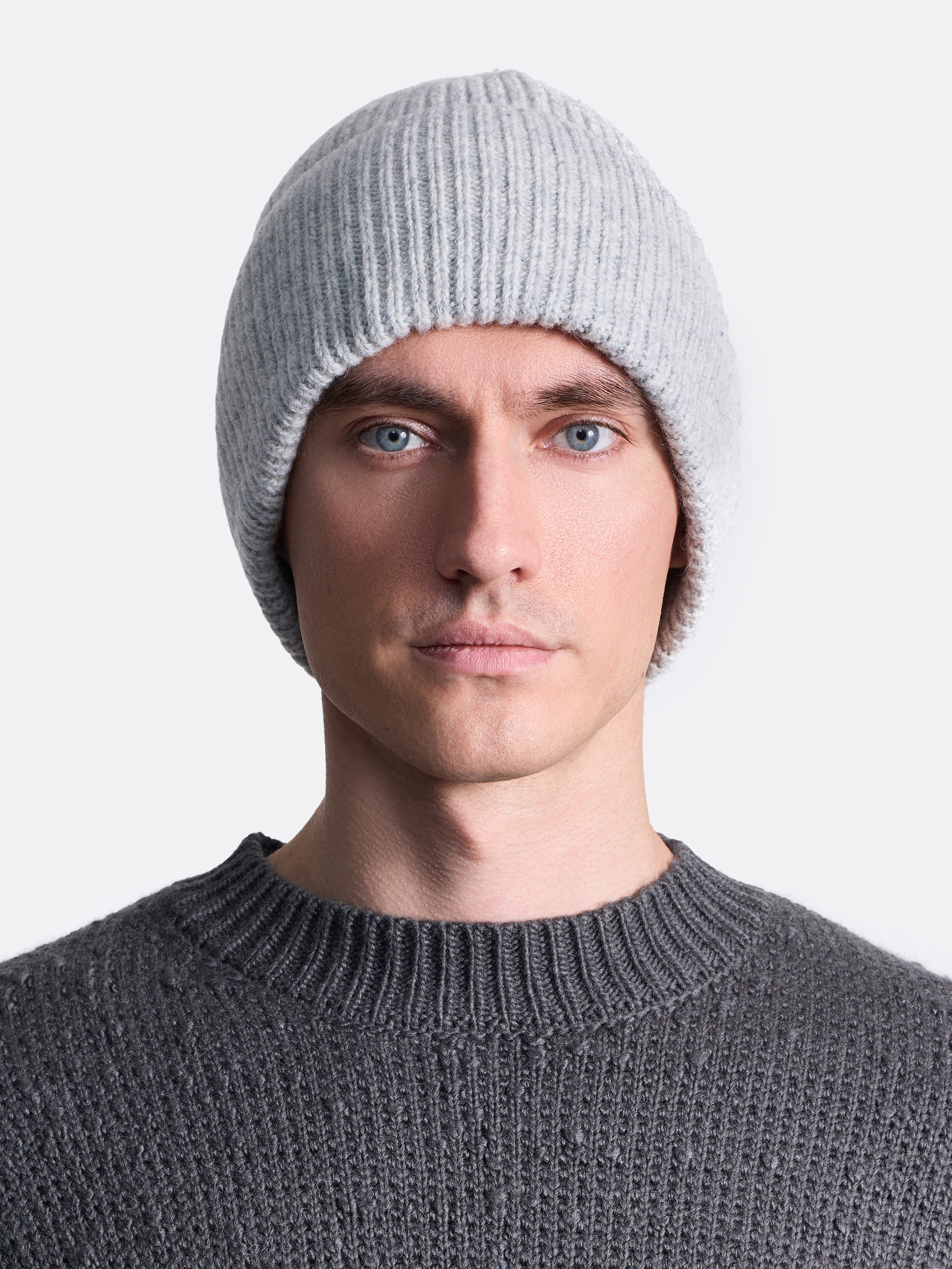 ​Шапка рельефной вязки