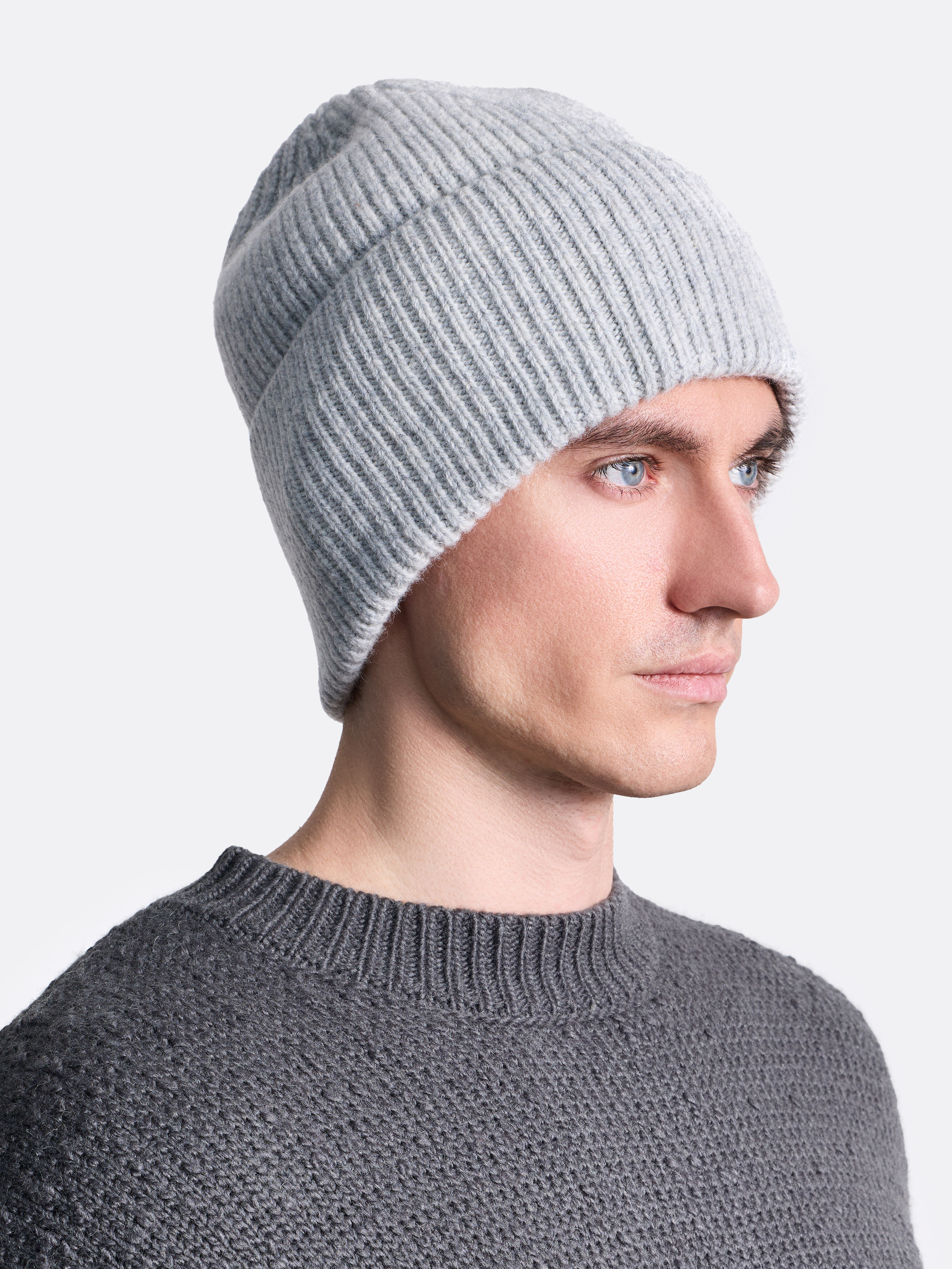 ​Шапка рельефной вязки