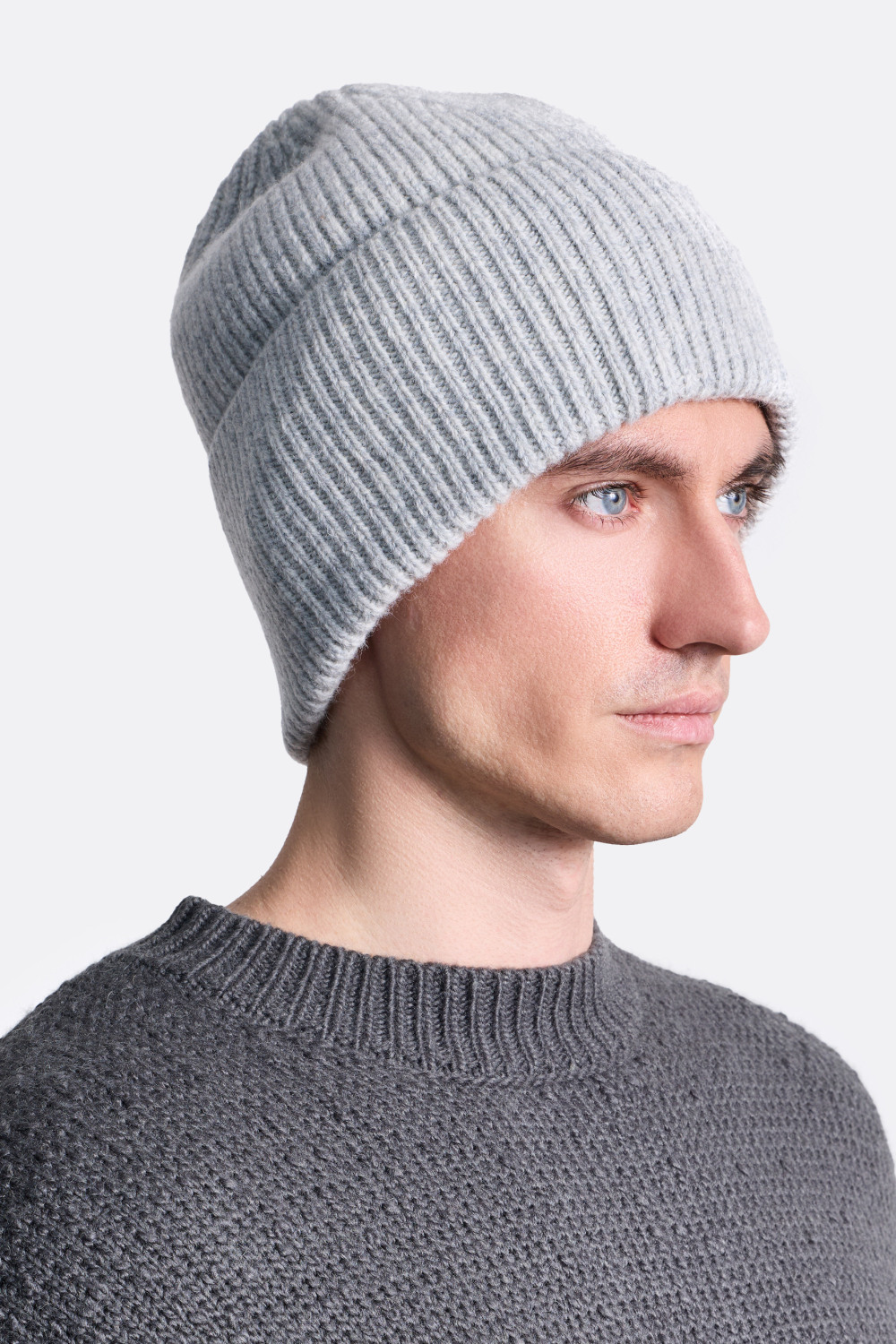 ​Шапка рельефной вязки