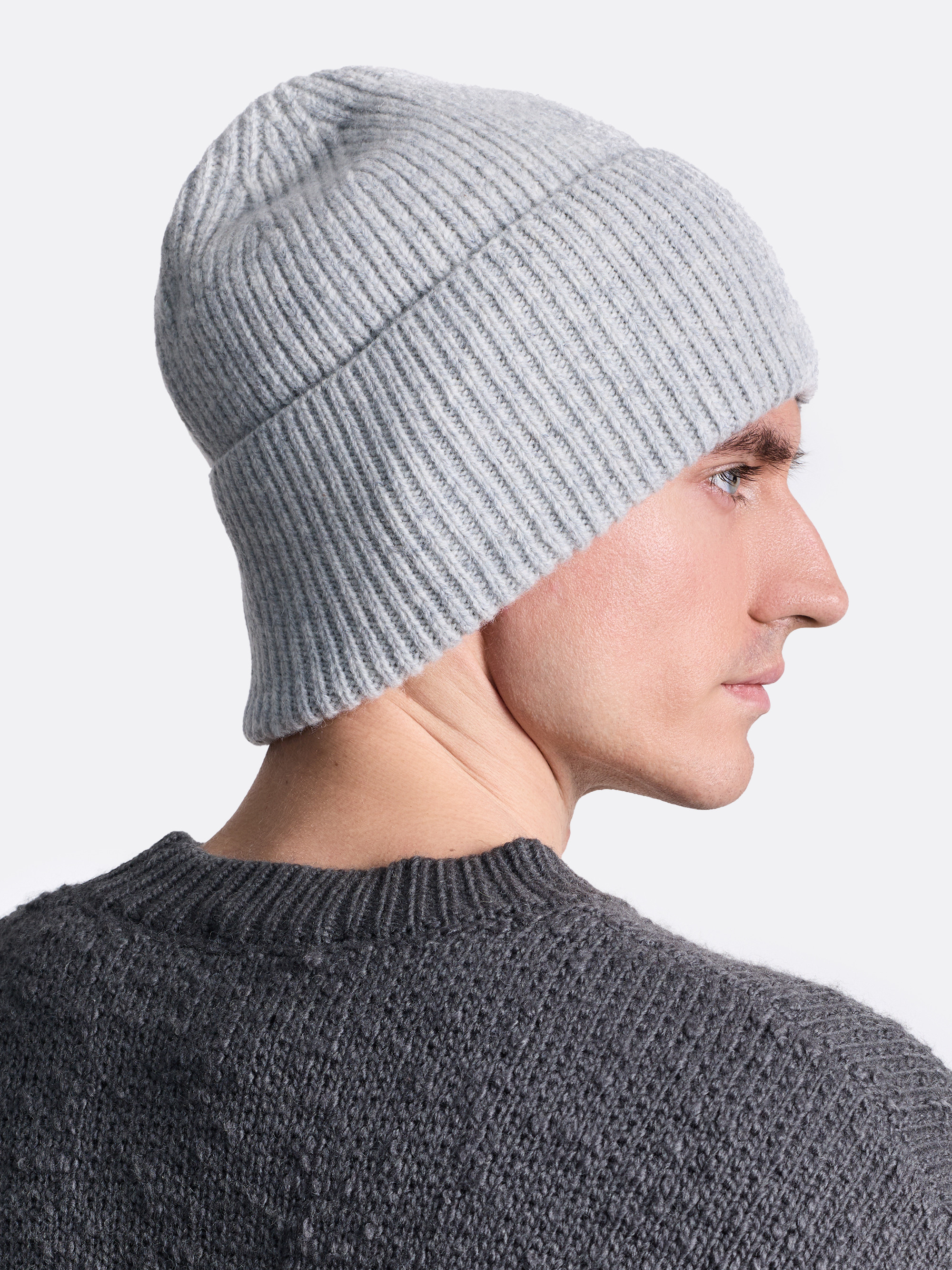 ​Шапка рельефной вязки
