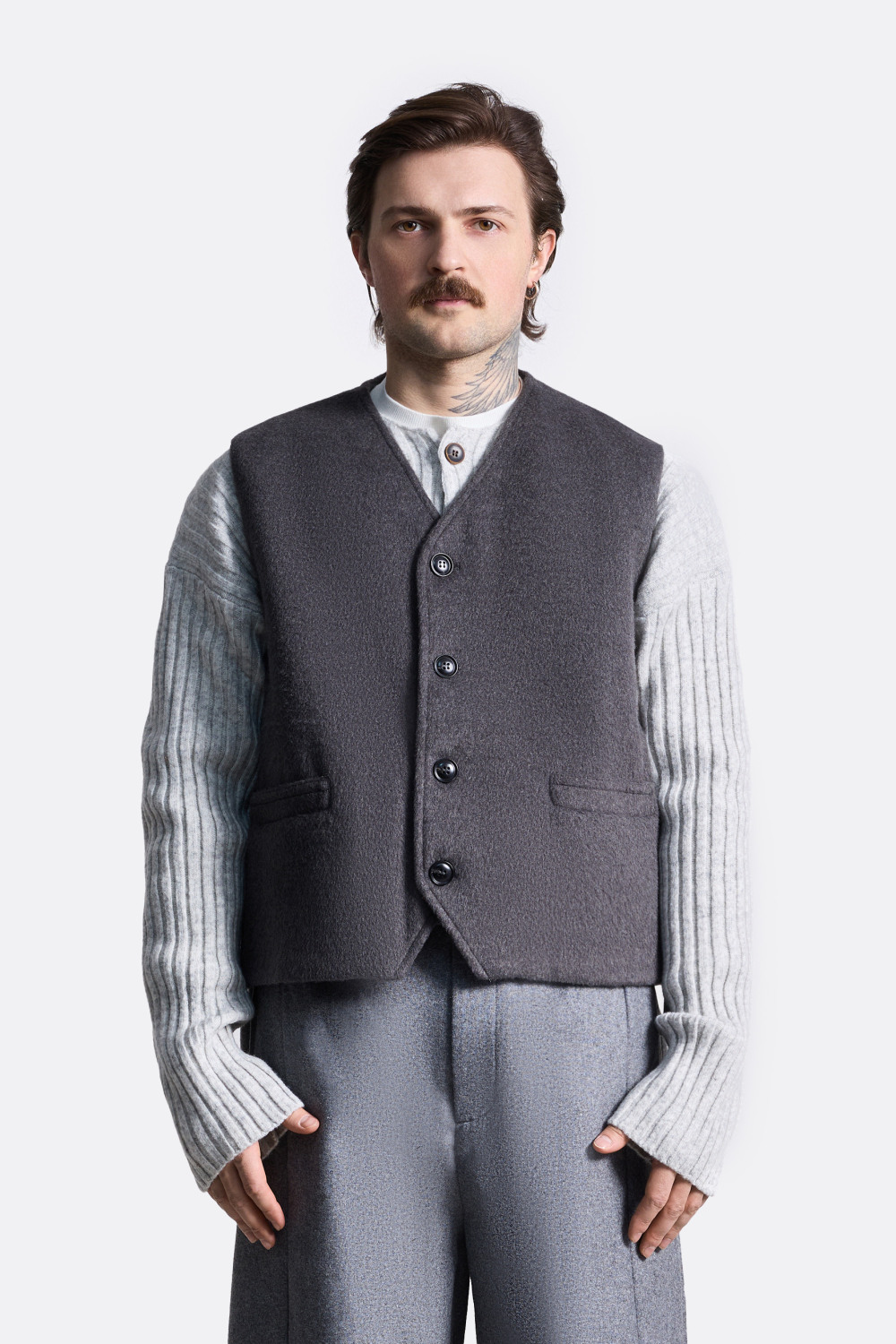 Жилет на пуговицах