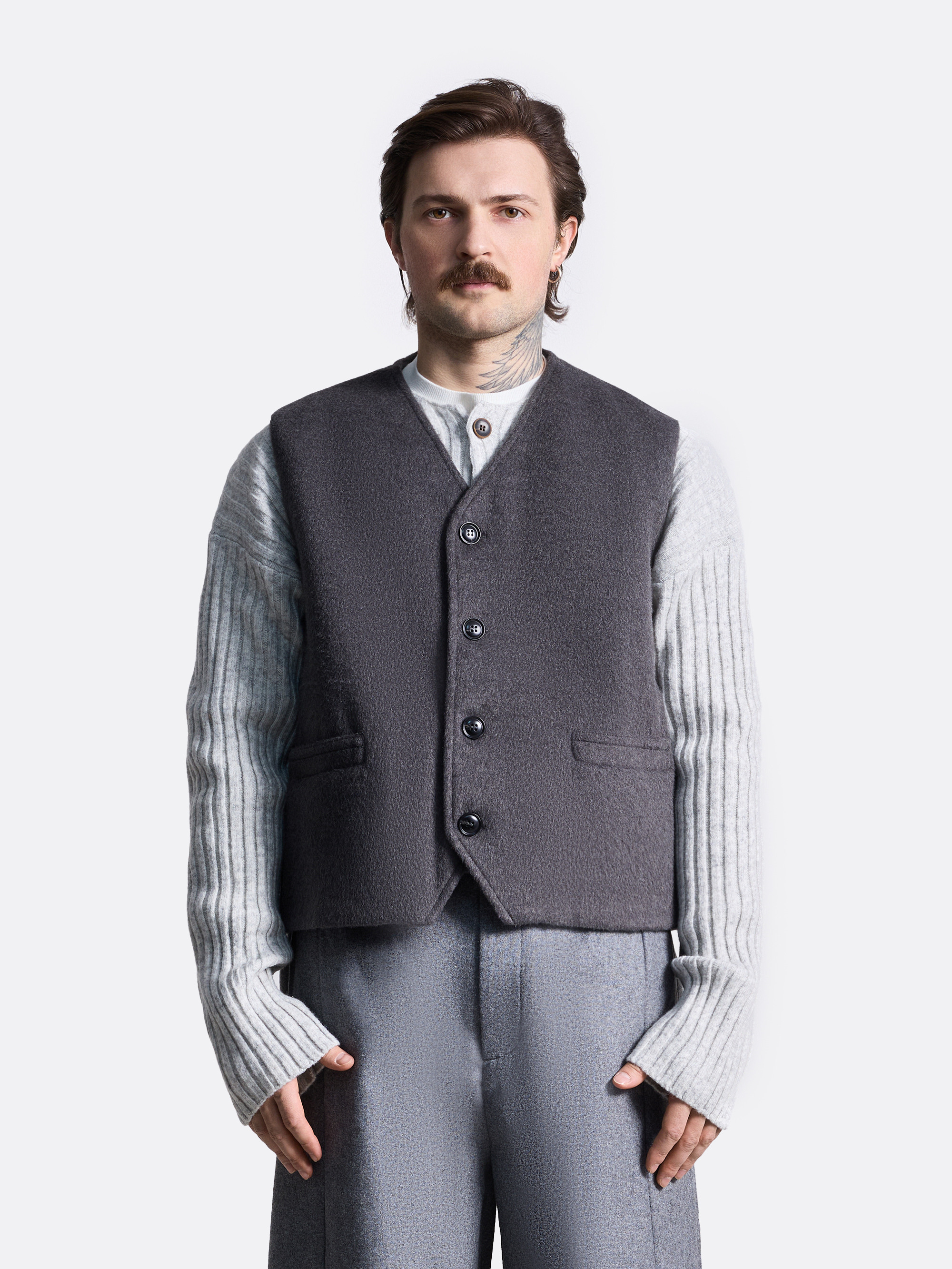 Жилет на пуговицах