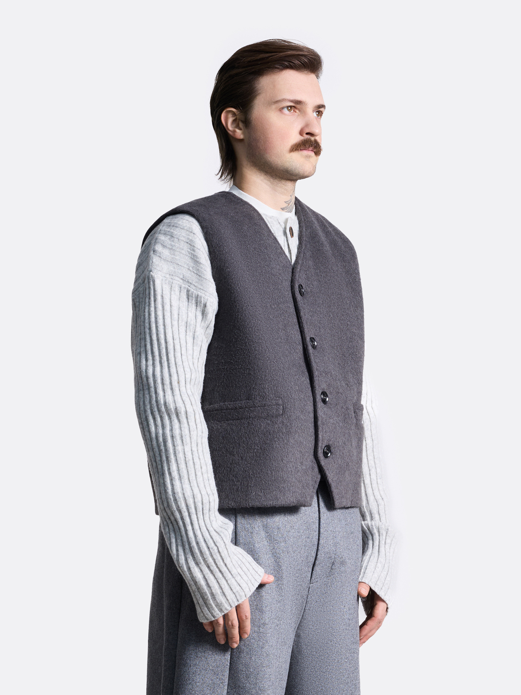 Жилет на пуговицах