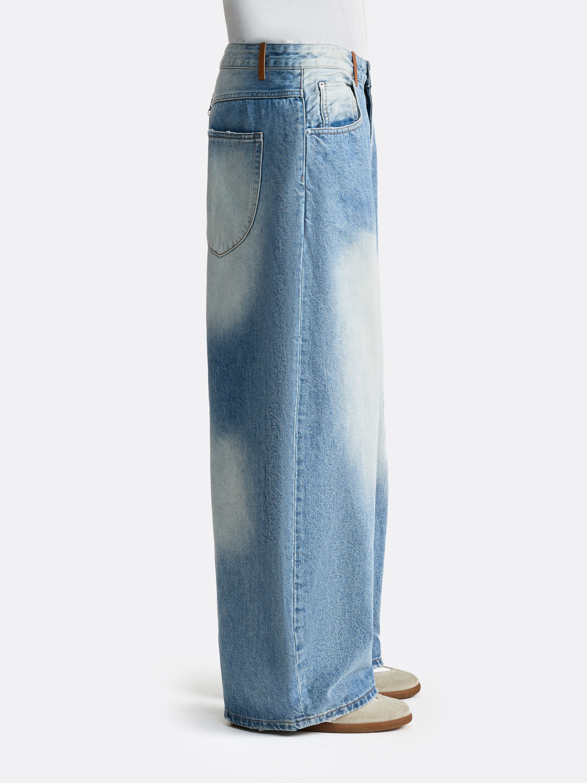 Джинсы с потертостями