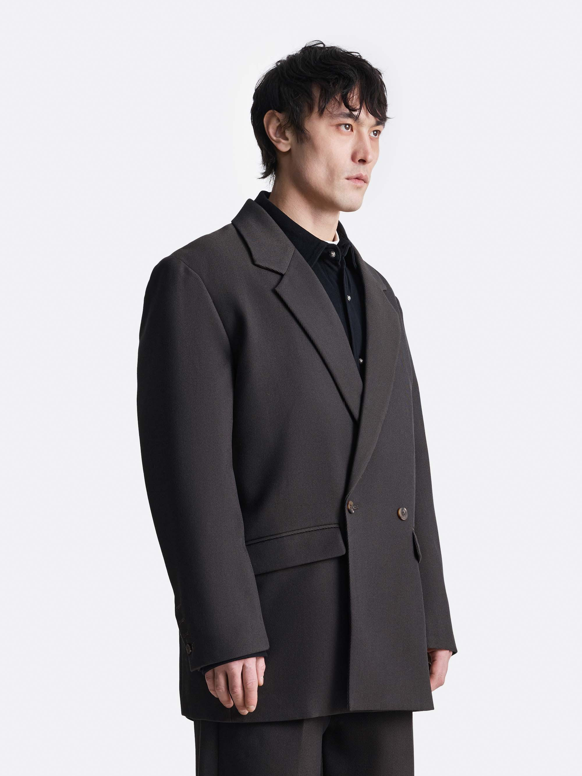 Двубортный пиджак прямого кроя